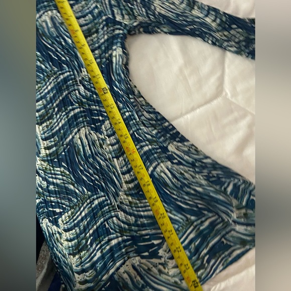 Beautiful TAILOR B.MOSS Lightweight flowy silken pleated flared top size M - Picture 2 of 9